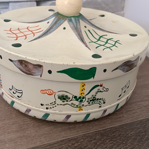 Vintage carrousel cookie tin - Picture 3 of 9
